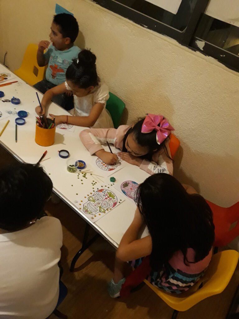 Psicología izcaltia. Niños en terapia concentrándose.