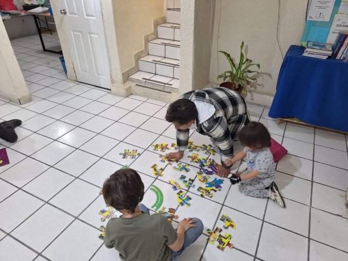 Psicología izcaltia. Niños armando via del tren.