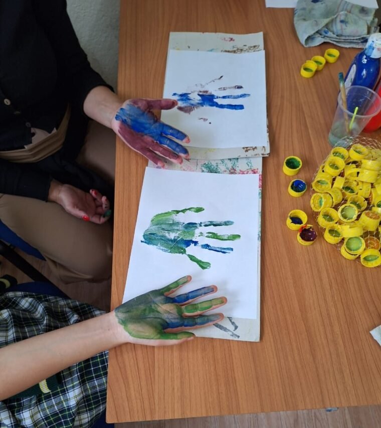 Psicología izcaltia. Terapia de lenguaje. Niños con manos pintadas.