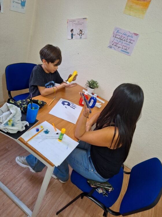 Psicología izcaltia. Niños jugando con telefono.