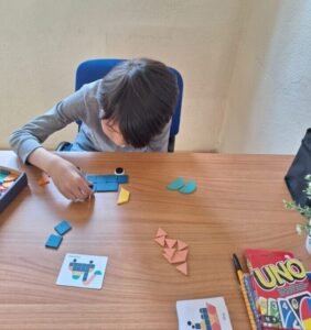 Psicología izcaltia. Terapia individual. Niño armando figura