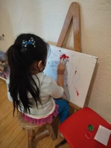 Psicología izcaltia. Terapia individual. Niña pintando.