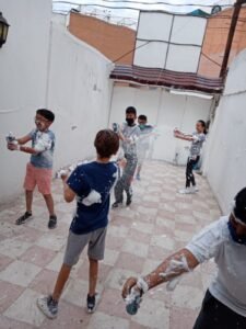 Psicología izcaltia. Niños jugando con pintura.
