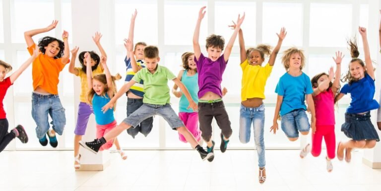 Psicología izcaltia. Niños brincando.