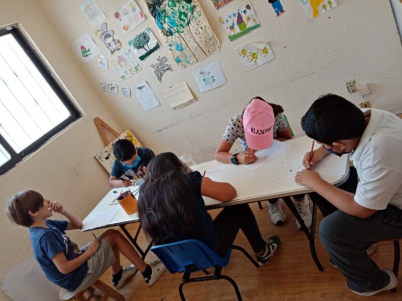 Psicología izcaltia. Niños escribiendo.